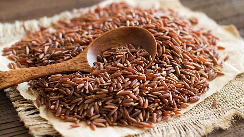 Arroz vermelho e colher de pau